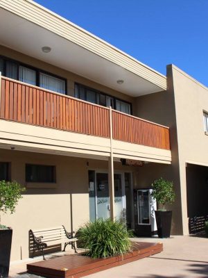 Blayney Goldfields Motor Inn with a light beige stucco walls and a flat roof with a beige fascia.